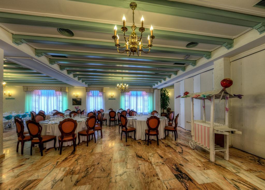 Hotel Sandra Alcala de Guadaira Bagian luar foto