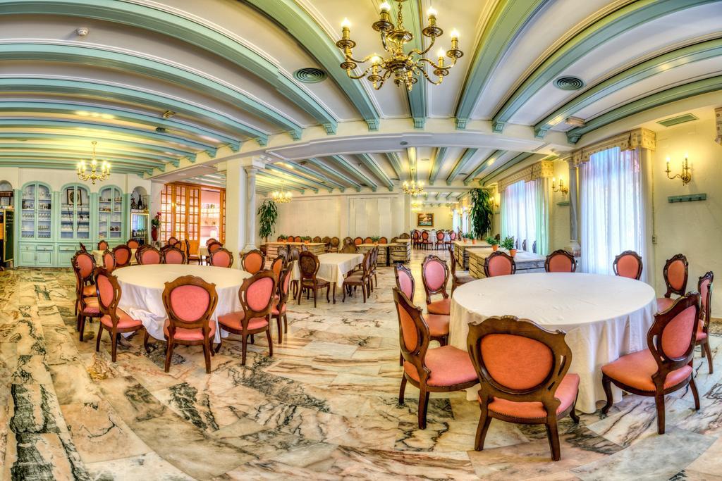 Hotel Sandra Alcala de Guadaira Bagian luar foto