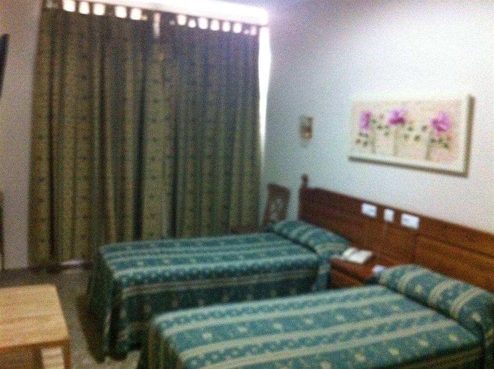 Hotel Sandra Alcala de Guadaira Bagian luar foto