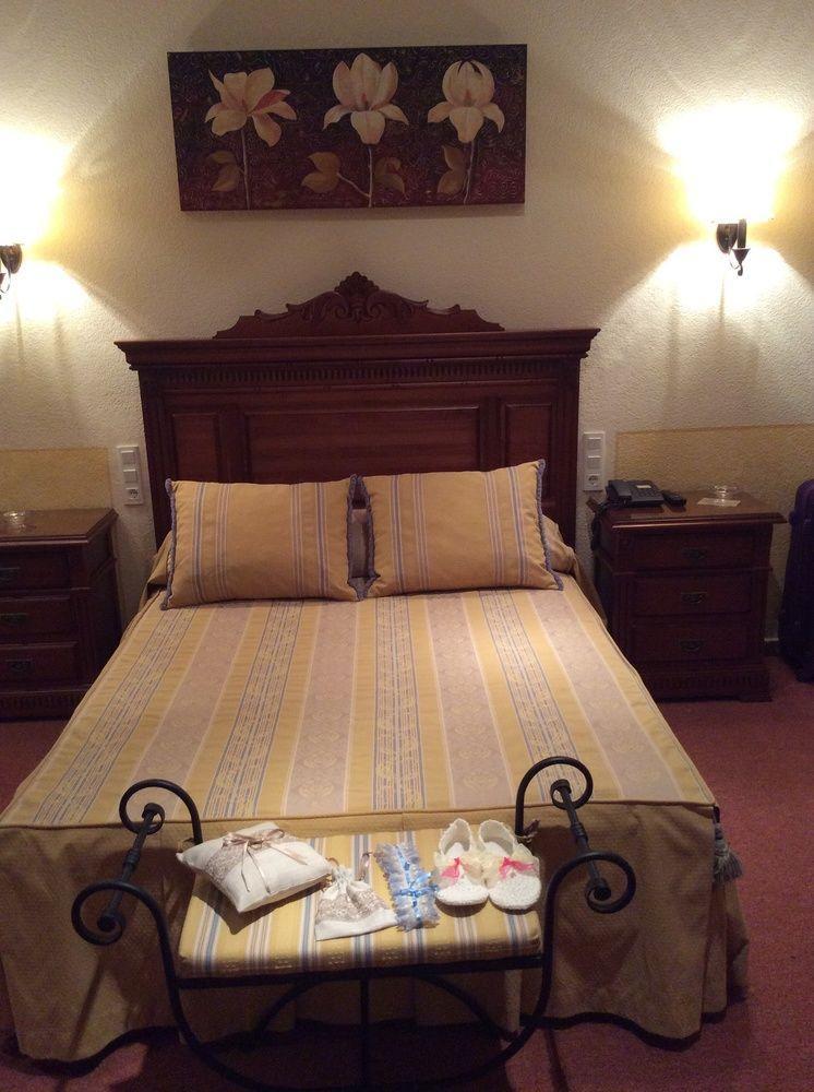 Hotel Sandra Alcala de Guadaira Bagian luar foto