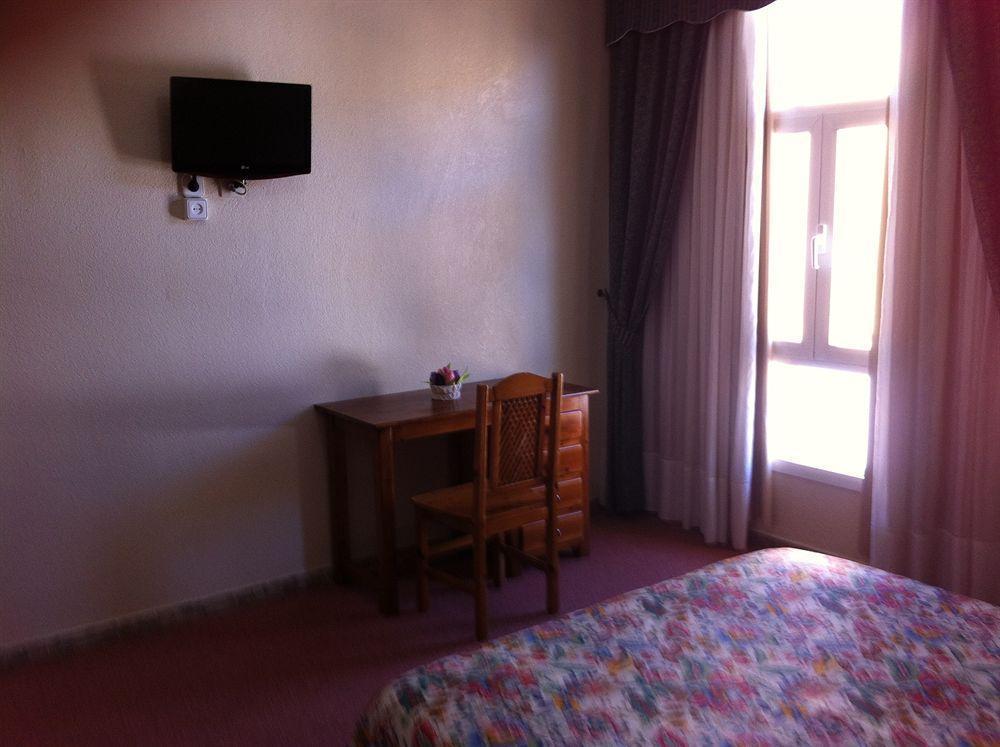 Hotel Sandra Alcala de Guadaira Bagian luar foto