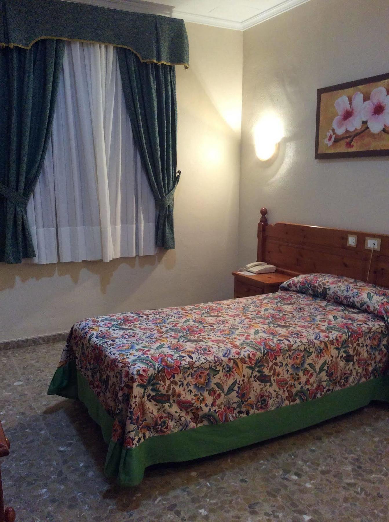 Hotel Sandra Alcala de Guadaira Bagian luar foto