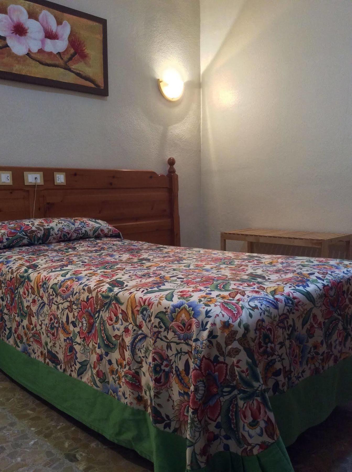 Hotel Sandra Alcala de Guadaira Bagian luar foto