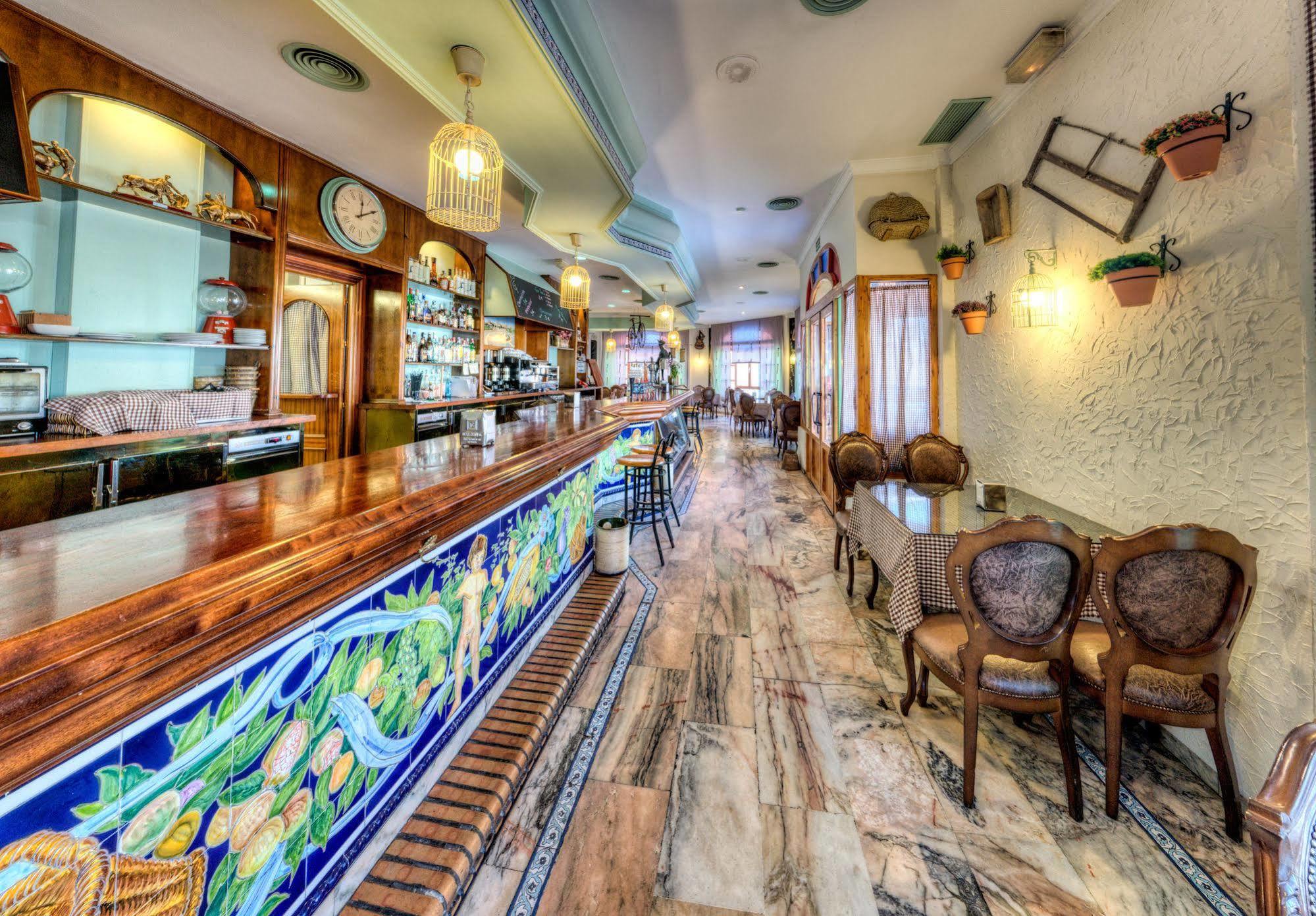 Hotel Sandra Alcala de Guadaira Bagian luar foto