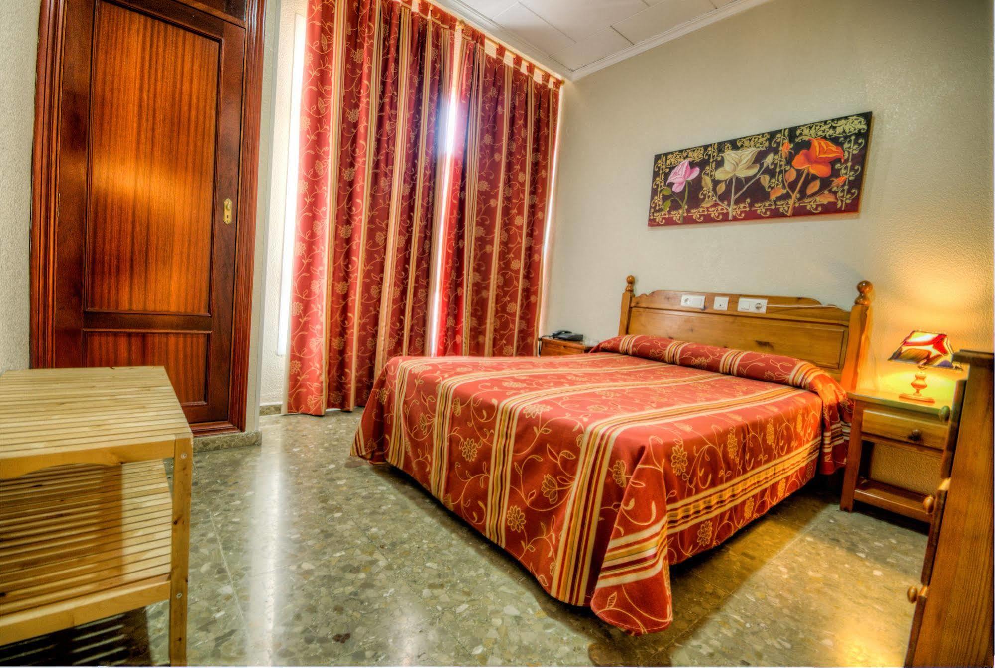 Hotel Sandra Alcala de Guadaira Bagian luar foto