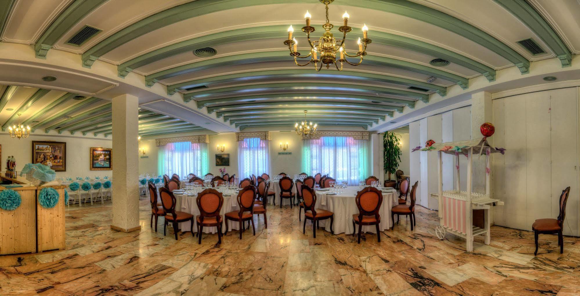 Hotel Sandra Alcala de Guadaira Bagian luar foto